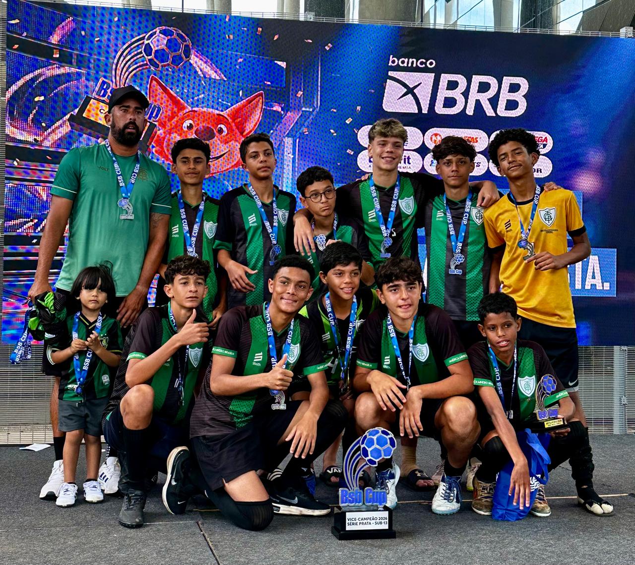 Turma do sub 13 da América Mineiro posada com o troféu de vice-campeão
