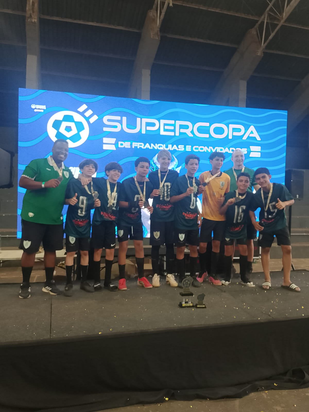 Turma do sub 15 da América Mineiro no palco com medalhas de campeonato