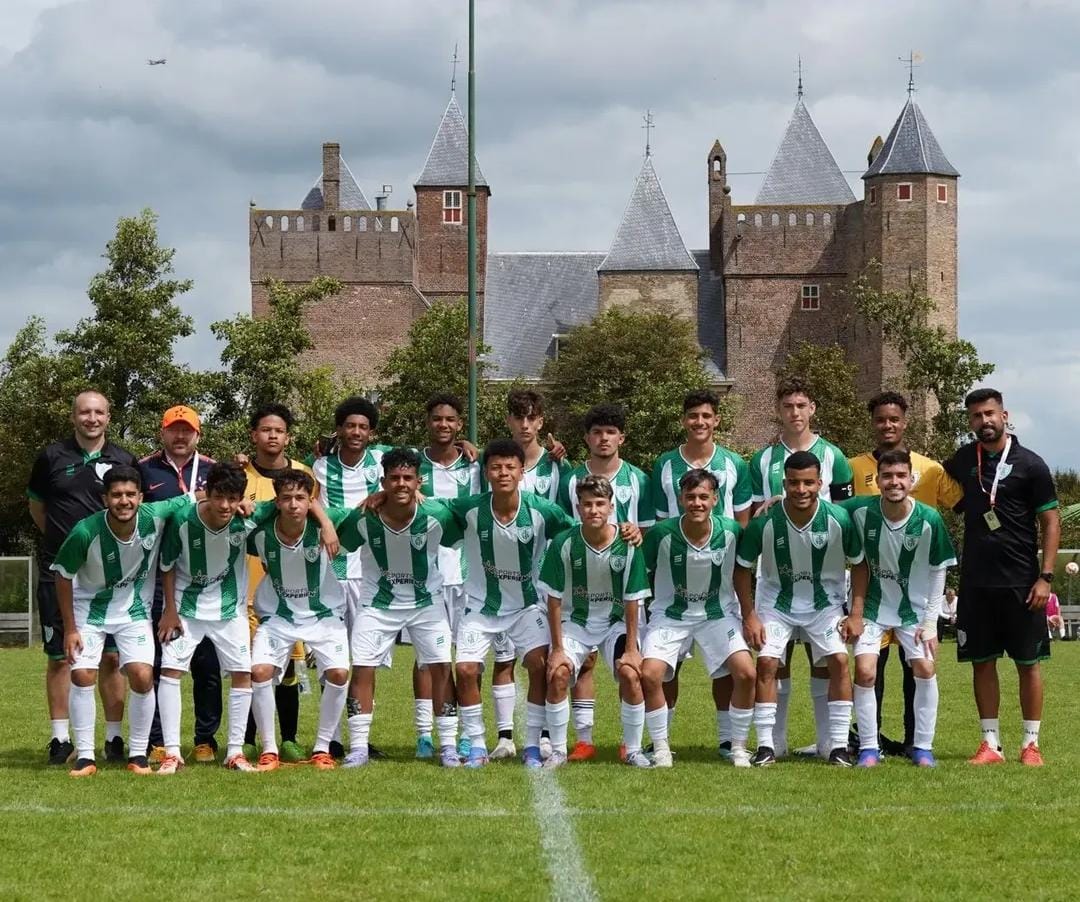 Atletas do sub 17 da América Mineiro reunidos em campo